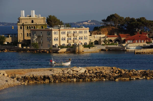 Vue aérienne ou perspective du littoral et de la baie de Bandol montrant clairement les caractéristiques visuelles distinctives de la station balnéaire varoise : la plage, le port de plaisance, les falaises ou paysage côtier méditerranéen typique. L'image doit permettre d'identifier visuellement Bandol comme localité de la zone d'intervention, sans personnes ni véhicules au premier plan, avec une qualité professionnelle adaptée à un site d'entreprise spécialisée en mécanique automobile.